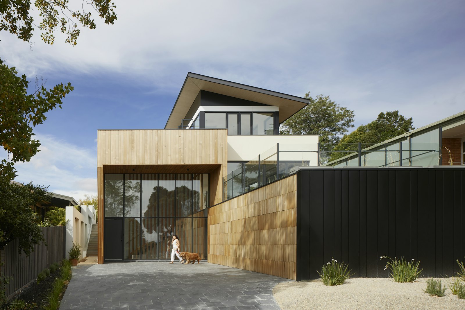 Maison contemporaine, dallage extérieur et façades